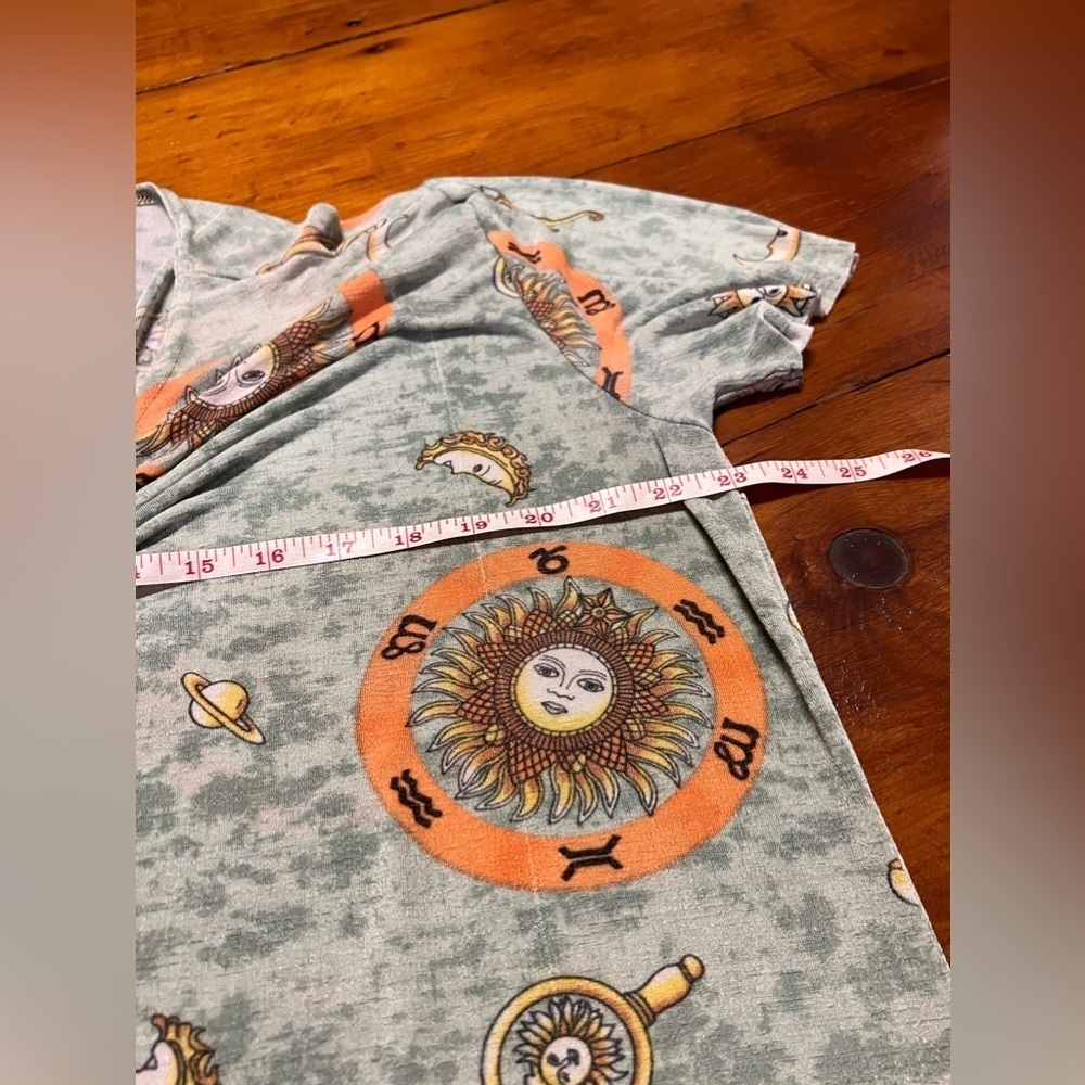 Women’s large/X-Large drapey green lightweight celestial sun moon oversized top - Picture 4 of 4